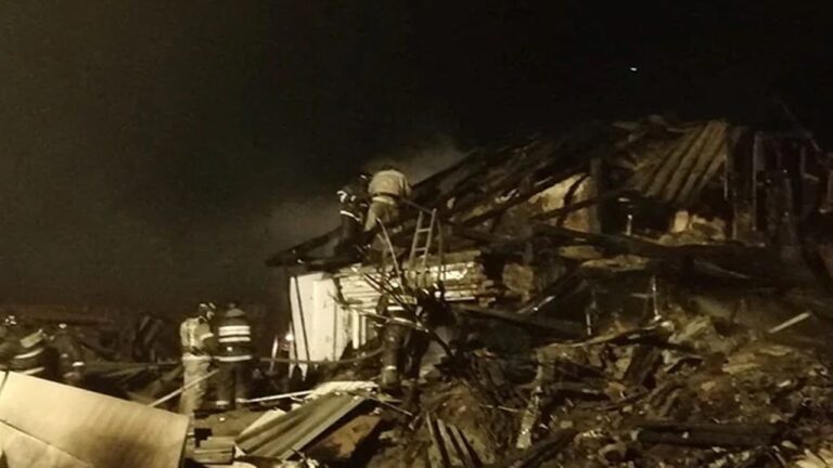 Fighter Jet Crashes: ఇంటిపై కుప్పకూలిన యుద్ధవిమానం.. ఇద్దరు పైలట్లు మృతి