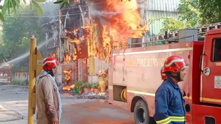 Fire Accident: ఢిల్లీలోని బాంక్వెట్‌ హాల్‌లో భారీ అగ్నిప్రమాదం.. చెలరేగిన మంటలు