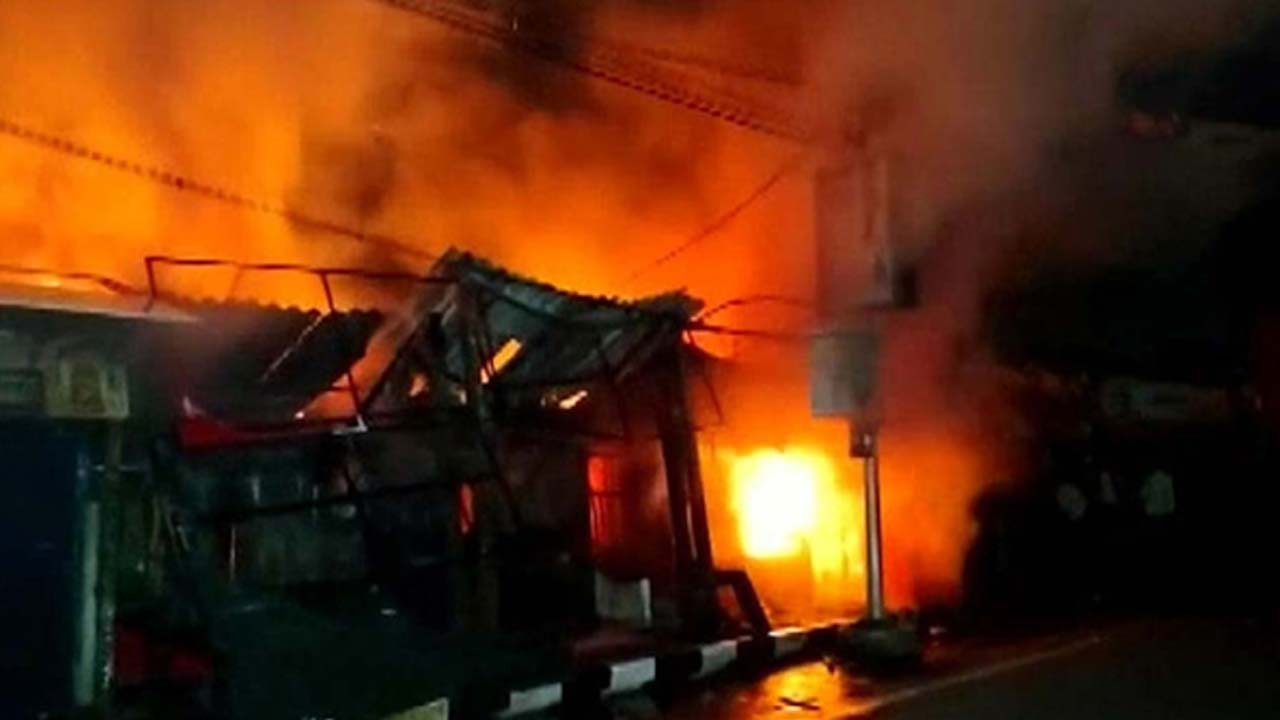 Fire Accident : ప్లాస్టిక్ వ్యర్ధాల గోడౌన్‌లో అగ్ని ప్రమాదం.. భారీగా ఆస్తి నష్టం..