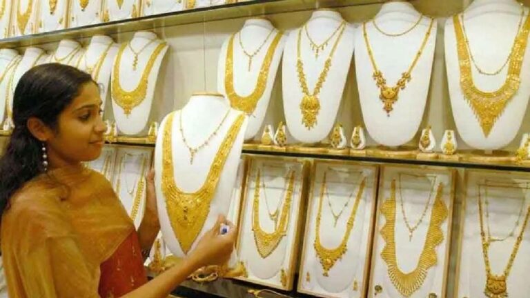 Gold Price: బంగారం కొనాలంటే ఇదే కరెక్ట్ టైం.. లేట్ అయితే కొనలేరు