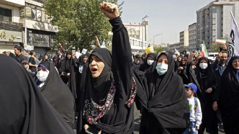 Iran Protests : హిజాబ్‌పై గర్జిస్తున్న ఇరాన్ మహిళలు.. మతపెద్దలు వెళ్లిపోవాలంటూ డిమాండ్