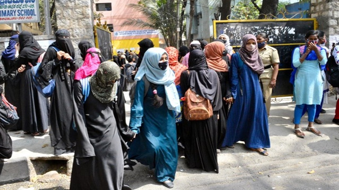 Karnataka Hijab Ban: హిజాబ్ నిషేధంపై నేడు సుప్రీంకోర్టు తీర్పు