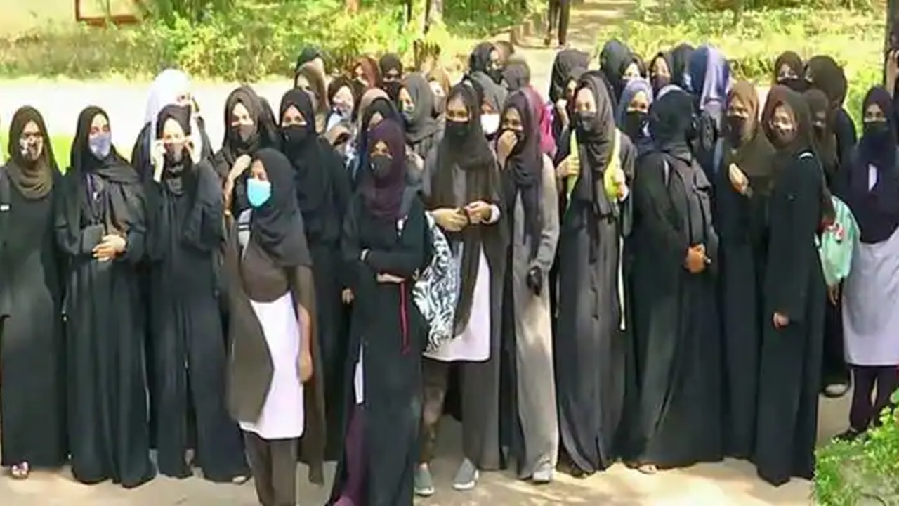 Hijab Row: హిజాబ్‌ అంశంపై సుప్రీం అస్పష్ట తీర్పు.. విస్తృత ధర్మాసనానికి బదిలీ!