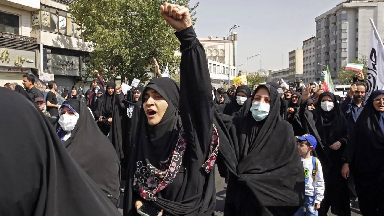 Iran Protests : హిజాబ్‌పై గర్జిస్తున్న ఇరాన్ మహిళలు.. మతపెద్దలు వెళ్లిపోవాలంటూ డిమాండ్