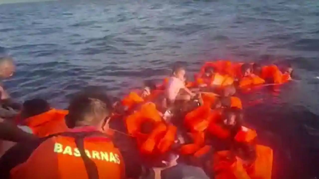 Indonesia: ఇండోనేషియాలో ఘోరం.. పడవ ప్రమాదంలో 14మంది మృతి