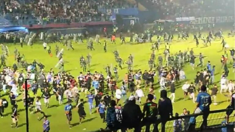 Indonesia: ఫుట్ బాల్ మైదానంలో తొక్కిసలాట.. 127మంది మృతి