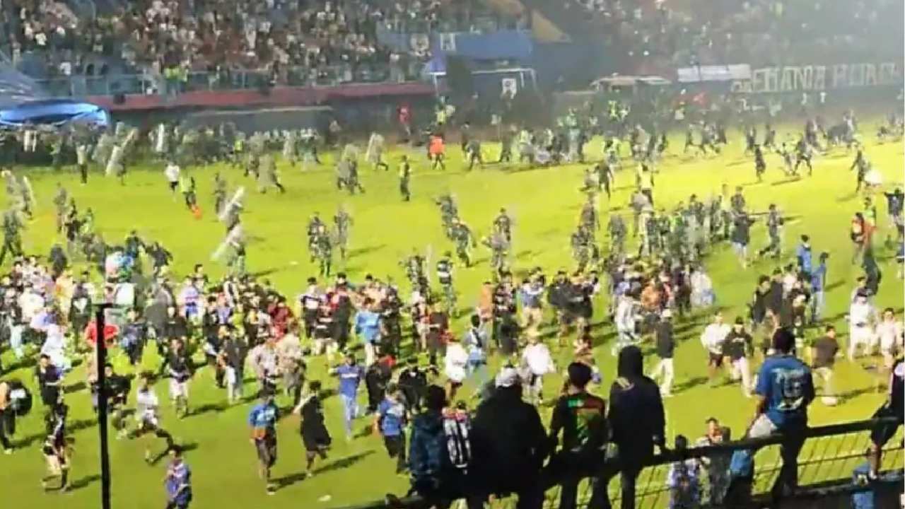 Indonesia: ఫుట్ బాల్ మైదానంలో తొక్కిసలాట.. 127మంది మృతి
