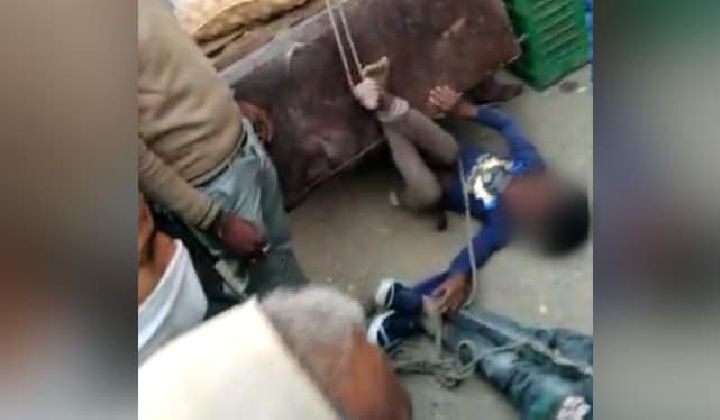 Madhya Pradesh: ఇండోర్ లో ఘోరం.. దొంగతనం చేశారని ట్రక్‌కి కట్టి ఈడ్చేశారు.