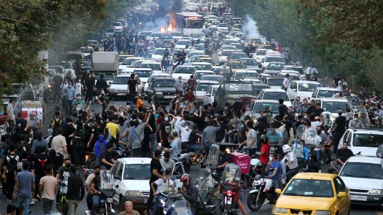 Anti Hijab Protest: అట్టుడుకున్న ఇరాన్..  భద్రతా దళాల కాల్పుల్లో 185మంది మృతి