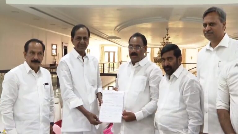 Munugode Bypoll: మునుగోడు అభ్యర్థికి బీఫాం ఇచ్చిన కేసీఆర్.. ఎన్నికల ఖర్చుకోసం ఎంత ఇచ్చారంటే?