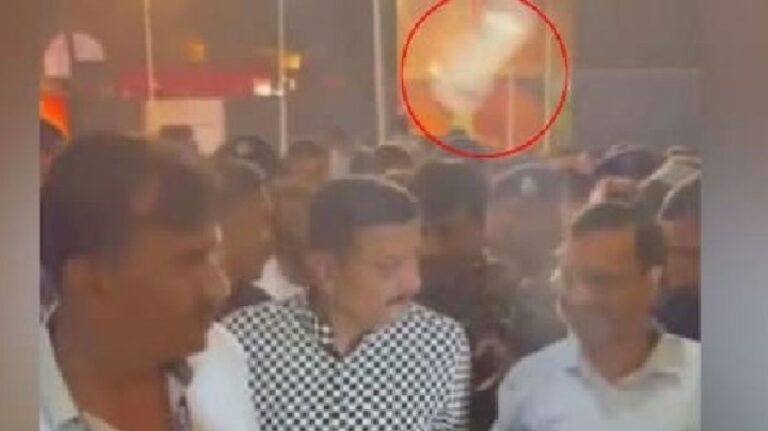 kejriwal: గుజరాత్‎లో కేజ్రీవాల్ పర్యటన.. వాటర్ బాటిల్‎తో వ్యక్తి దాడి