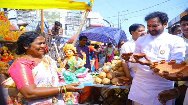 Kishan Reddy: సరదాగా తిరుగుతూ.. మోండామార్కెట్లో కేంద్రమంత్రి షాపింగ్