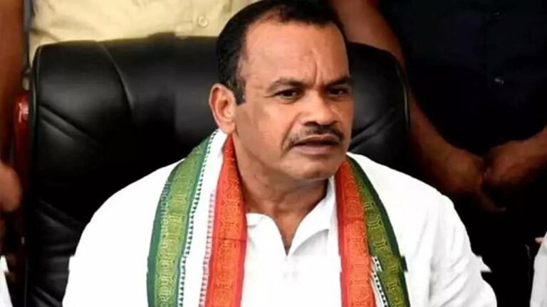 Komatireddy Venkat reddy: వీఆర్‌ఏ సమస్యను పరిష్కరించని వాళ్లు.. దేశంలో పార్టీ పెట్టి ఏం చేస్తారు?