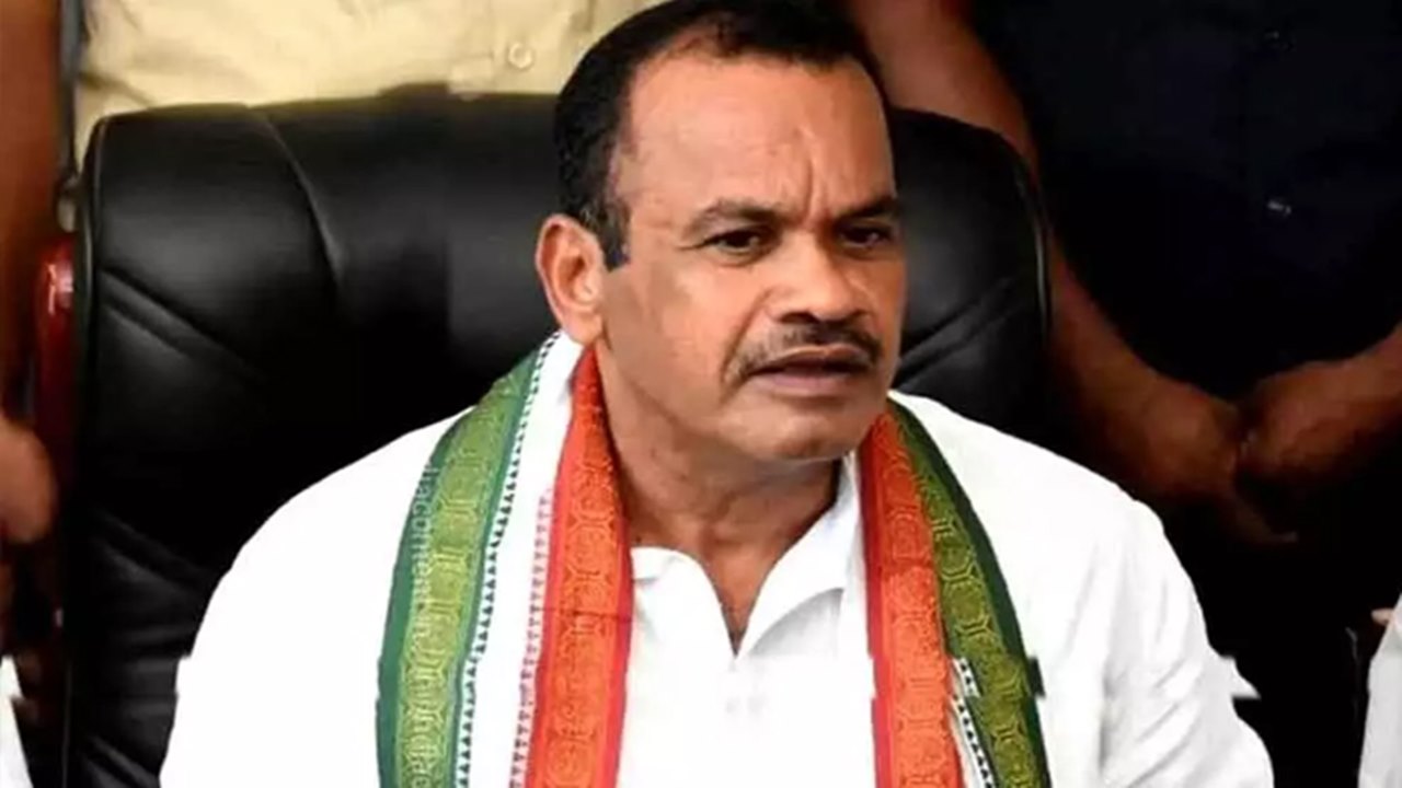 Komatireddy Venkat reddy: వీఆర్‌ఏ సమస్యను పరిష్కరించని వాళ్లు.. దేశంలో పార్టీ పెట్టి ఏం చేస్తారు?