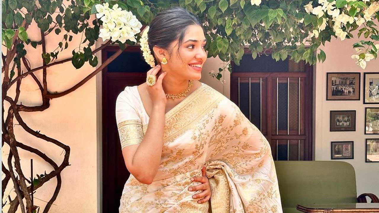 Krithi Shetty: చీరలో సిగ్గులొలకబోస్తున్న బేబమ్మ..