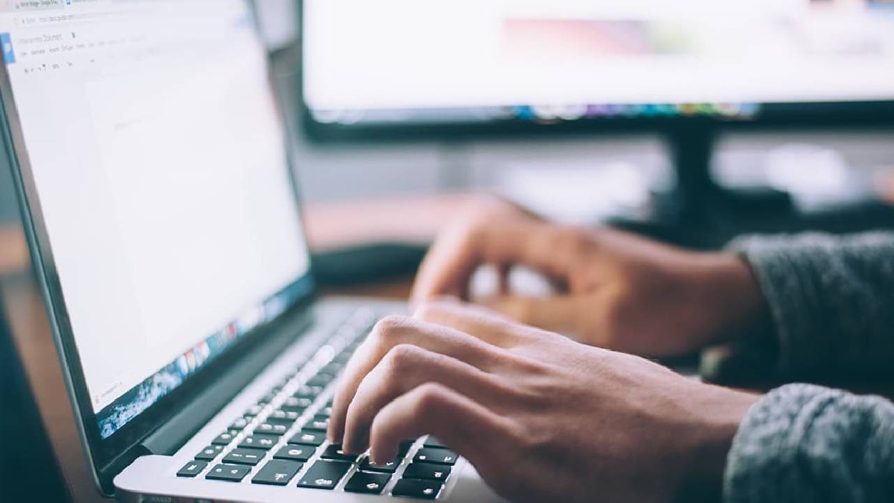 Thief Send Email: ‘సారీ బ్రో.. డబ్బుల్లేక ల్యాప్ టాప్ తీసుకెళ్తున్నా’ ఓనర్‎కు మెయిల్ చేసిన దొంగ