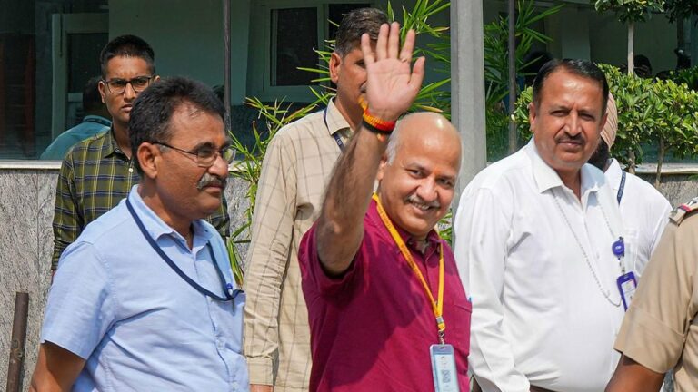 Manish Sisodia: మనీష్ సిసోడియాను సుదీర్ఘంగా ప్రశ్నించిన సీబీఐ.. 100 మంది ఆప్‌ నేతల అరెస్ట్