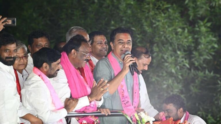 Minister KTR : రాజగోపాల్ రెడ్డి తులం బంగారం ఇస్తారు తీసుకోండి.. ఓటు మాత్రం టీఆర్‌ఎస్‌కు వేయండి..