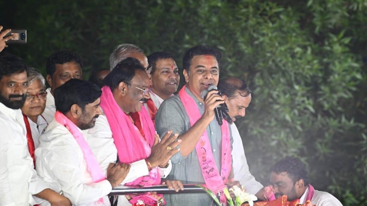 Minister KTR : రాజగోపాల్ రెడ్డి తులం బంగారం ఇస్తారు తీసుకోండి.. ఓటు మాత్రం టీఆర్‌ఎస్‌కు వేయండి..