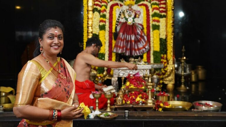 Navaratri 2022: ఇంద్రకీలాద్రిపై దుర్గమ్మను దర్శించుకున్న మంత్రి రోజా, ఎమ్మెల్యే బాలకృష్ణ