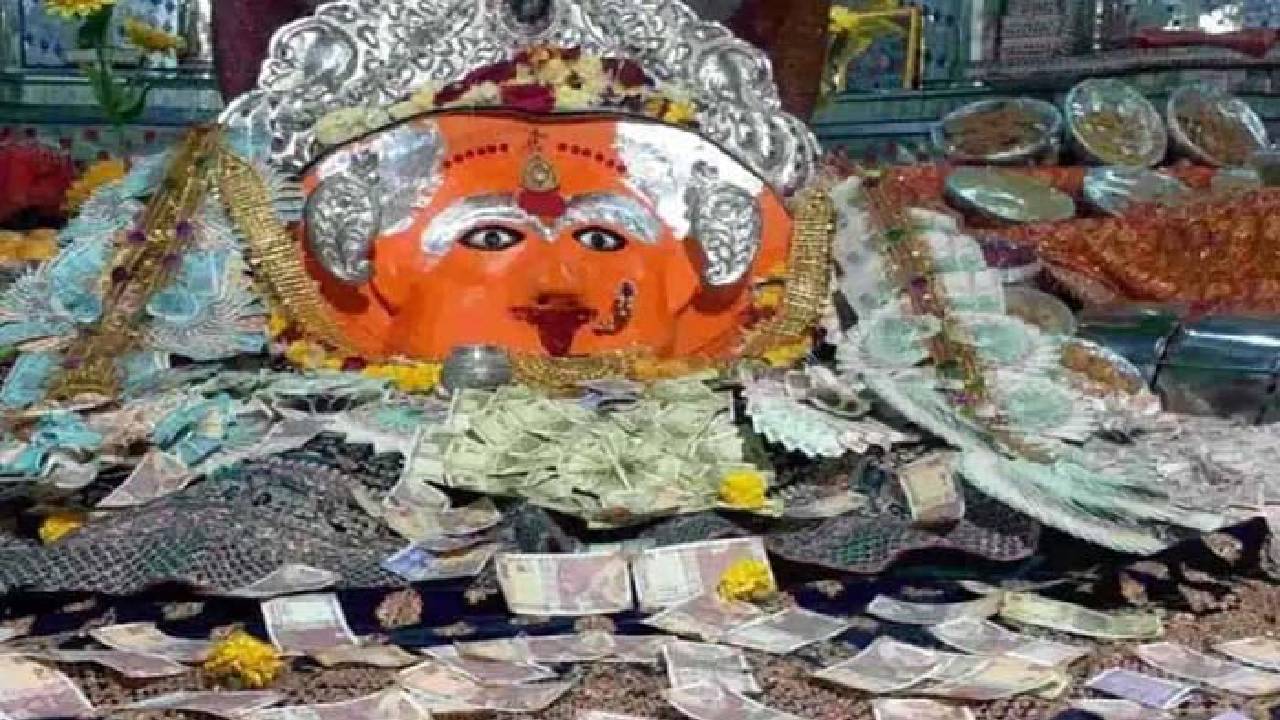 Money Prasad in Temple : దేవుడి ప్రసాదంగా డబ్బులు పంచుతున్నరు.. భక్తులారా త్వరపడండి