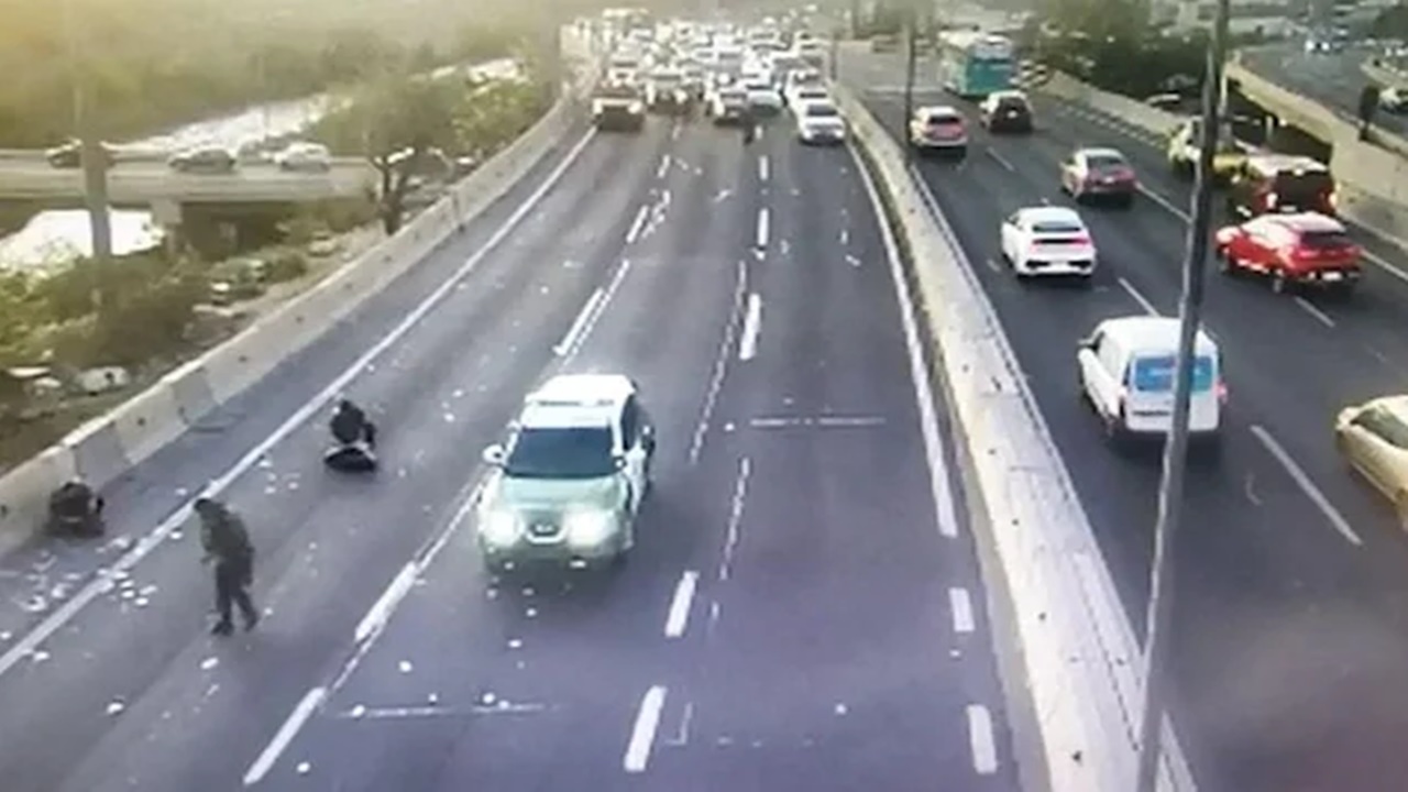 Money rain on Highway: హైవేపై డబ్బుల వర్షం, ఎగబడిన జనం.. వీడియో వైరల్