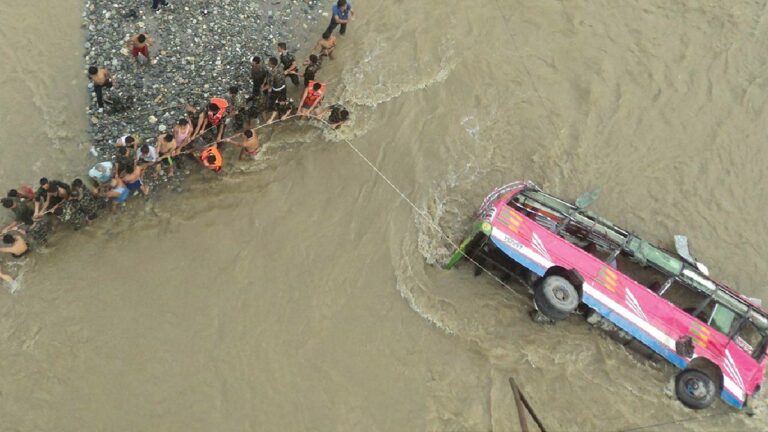 Nepal: నేపాల్ లో ఘోర ప్రమాదం.. నదిలో పడిన బస్సు..16 మంది దుర్మరణం