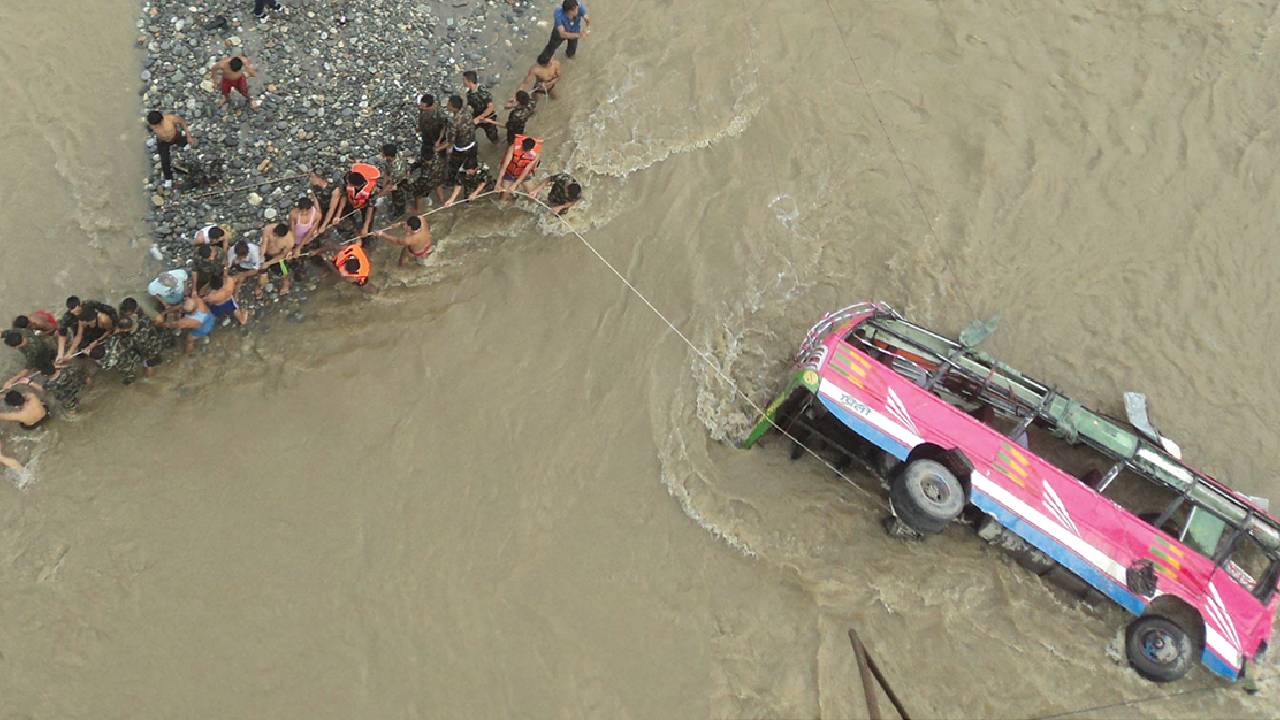 Nepal: నేపాల్ లో ఘోర ప్రమాదం.. నదిలో పడిన బస్సు..16 మంది దుర్మరణం