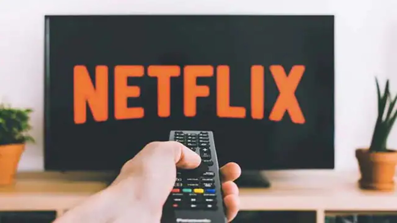 Netflix: నెట్‌ఫ్లిక్స్ యూజర్లకు అలర్ట్‌.. పాస్‌వర్డ్‌ షేర్‌ చేసుకుంటే అదనపు ఛార్జీలు బాదుడే..