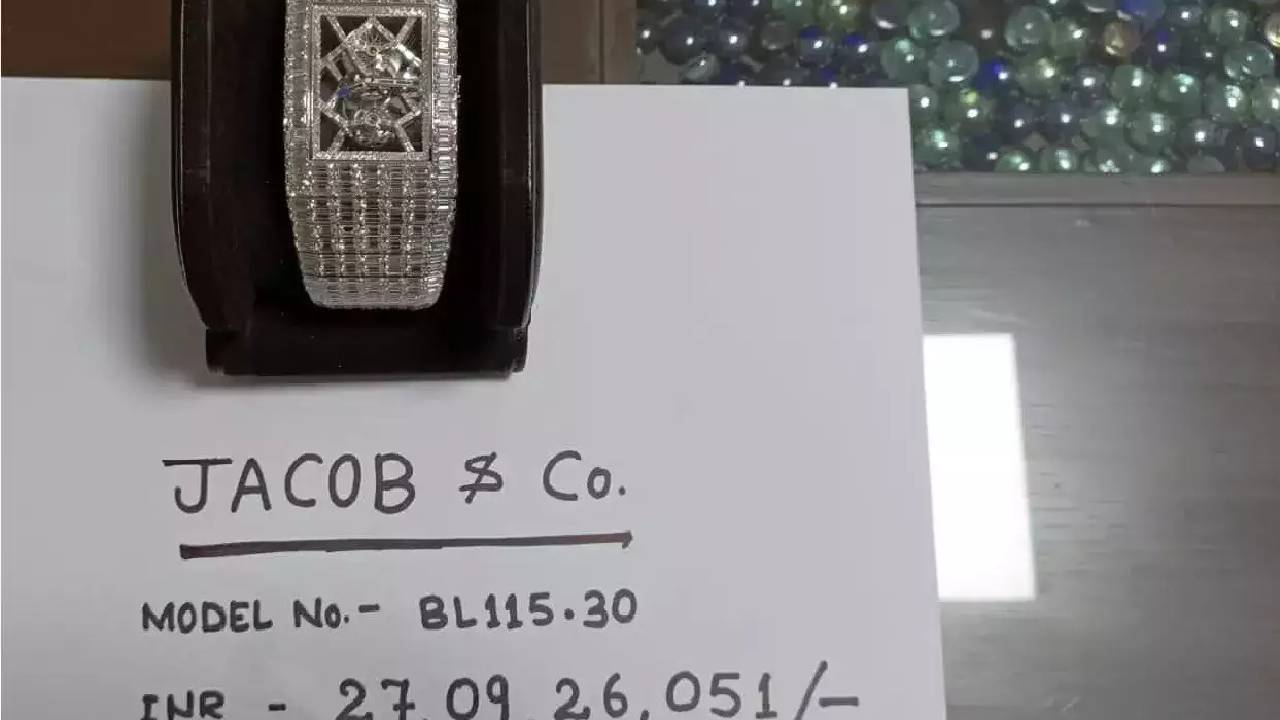 New Delhi: బ్యాగ్ తెరచి చూసి ఖంగుతిన్న ఢిల్లీ కస్టమ్స్ ఆఫీసర్స్