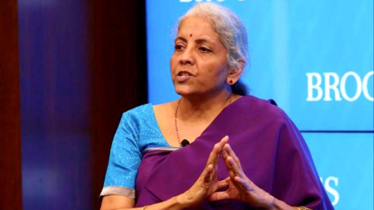Nirmala Sitaraman: రూపాయి పడిపోవట్లేదు.. డాలర్ బలపడుతోంది