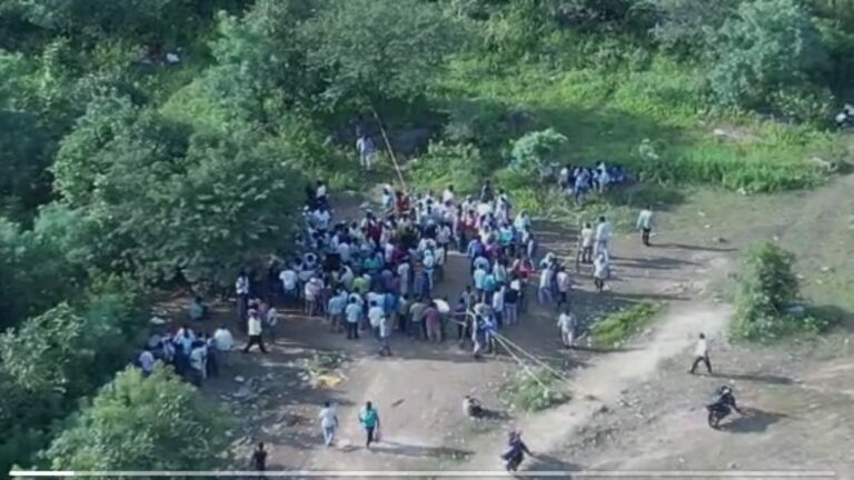 Playing Cards, Cock Fights In Forest: నర్సాపూర్ అడవుల్లో పేకాట, కోళ్ల పందాలు