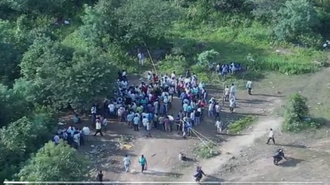 Playing Cards, Cock Fights In Forest: నర్సాపూర్ అడవుల్లో పేకాట, కోళ్ల పందాలు