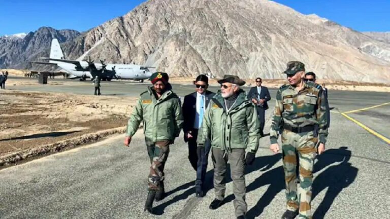 PM Modi: సైనికులతో కలిసి ప్రధాని దీపావళి సెలబ్రేషన్స్