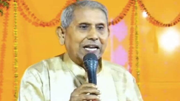 Professor Collapses On Stage : మాట్లాడుతూనే వేదికపై కుప్పకూలిన ప్రొఫెసర్.. అక్కడికక్కడే మృతి