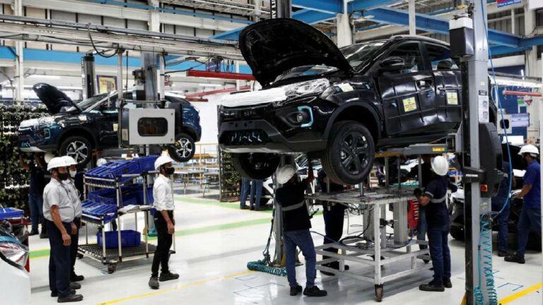 Car Sales Record: దేశంలో కార్ల అమ్మకాల్లో ఆల్ టైం రికార్డ్..