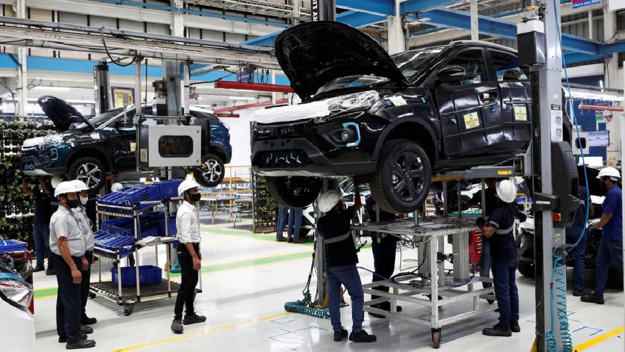 Car Sales Record: దేశంలో కార్ల అమ్మకాల్లో ఆల్ టైం రికార్డ్..