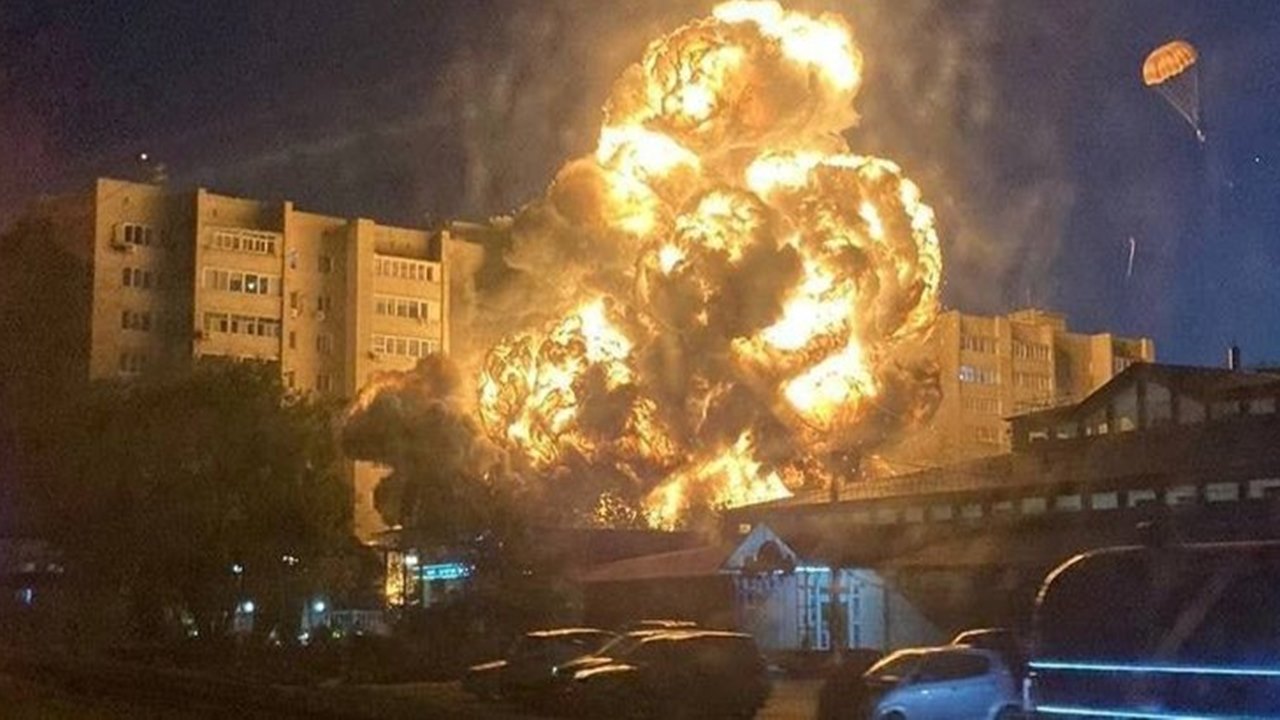 Fighter jet crashes: భవనంపై కుప్పకూలిన యుద్ధవిమానం.. చెలరేగిన మంటలు