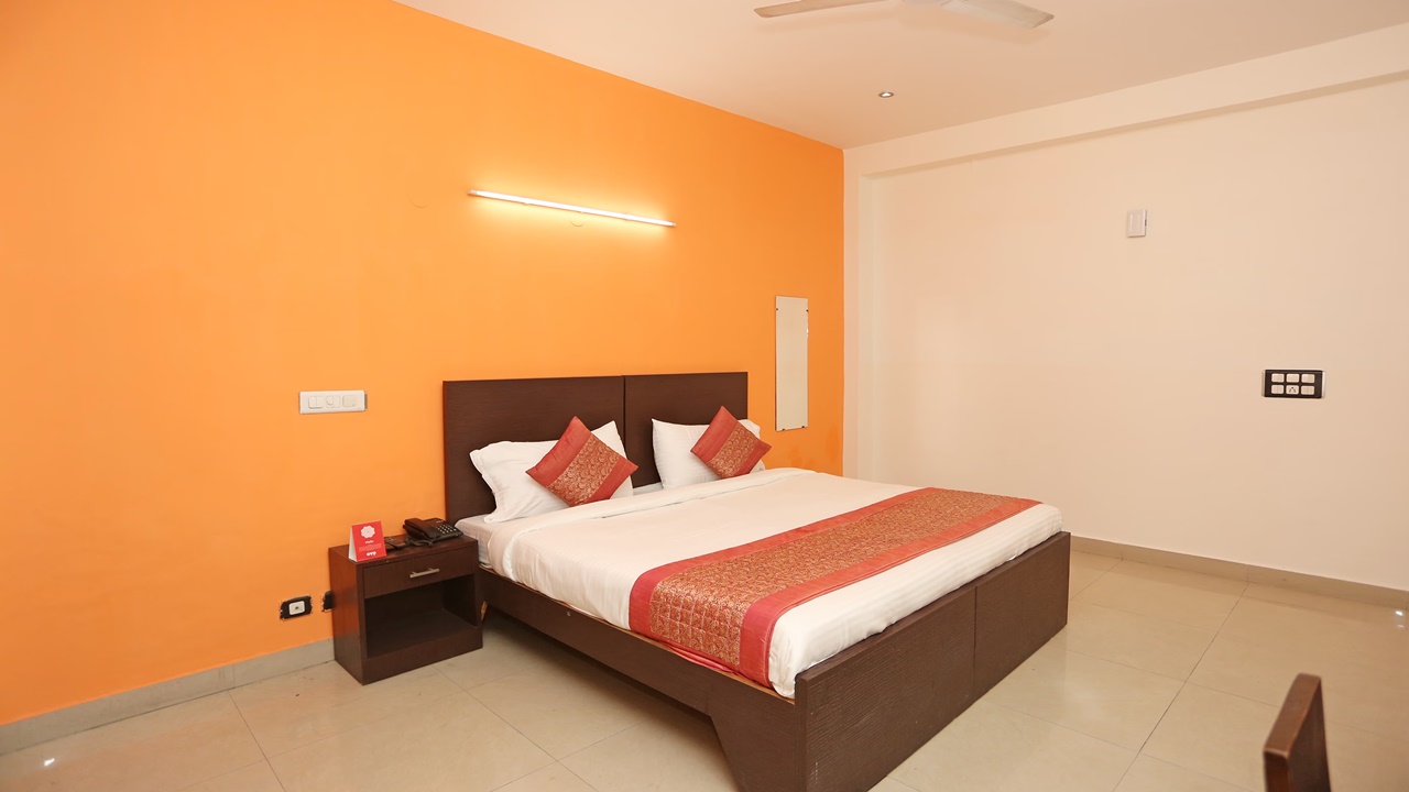 Secret Cameras: ఓయో గదుల్లో సీక్రెట్‌ కెమెరాలు.. రొమాంటిక్ వీడియోలు తీసి..!