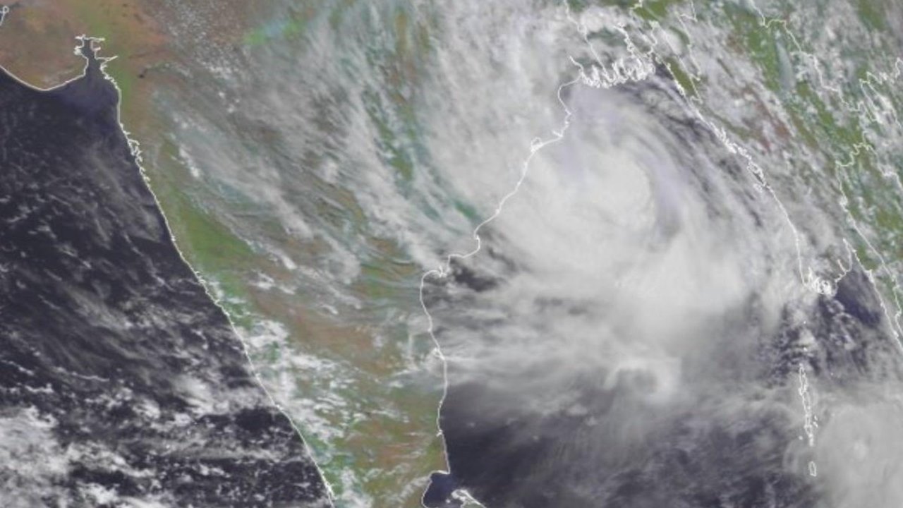 Sitrang Cyclone: బంగ్లాదేశ్‌లో సిత్రాంగ్ తుఫాన్ బీభత్సం.. 35 మంది మృతి