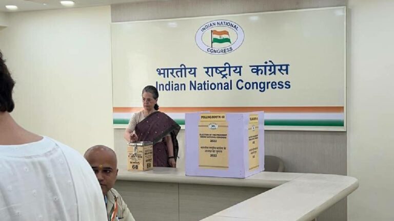 Congress President Election : కాంగ్రెస్ అధ్యక్ష ఎన్నిక పోలింగ్.. ఓటేసిన సోనియా, ప్రియాంక