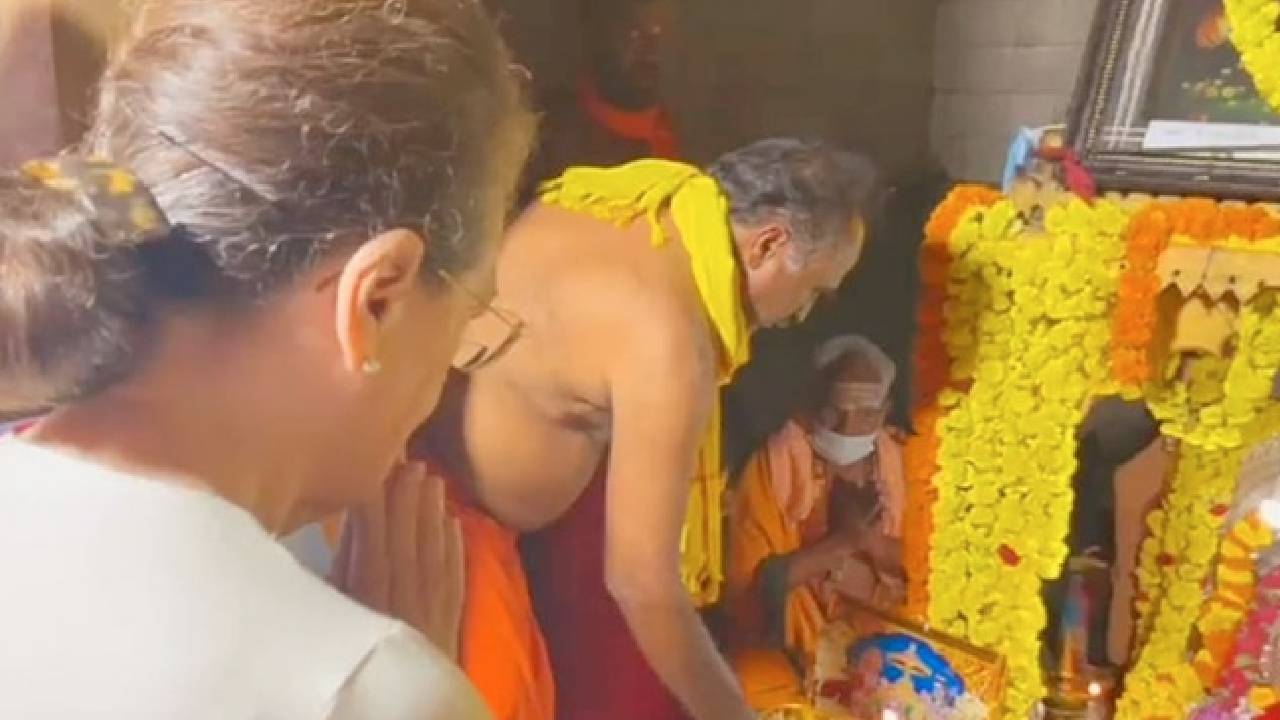 Sonia Gandhi: మైసూరు ఆలయంలో సోనియాగాంధీ ప్రత్యేక పూజలు