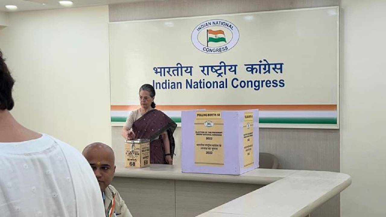 Congress President Election : కాంగ్రెస్ అధ్యక్ష ఎన్నిక పోలింగ్.. ఓటేసిన సోనియా, ప్రియాంక