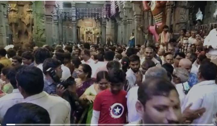 Srikalahasti Temple Rush: గ్రహణం వేళ శ్రీకాళహస్తిలో భక్తుల రద్దీ.. బాహాబాహీ