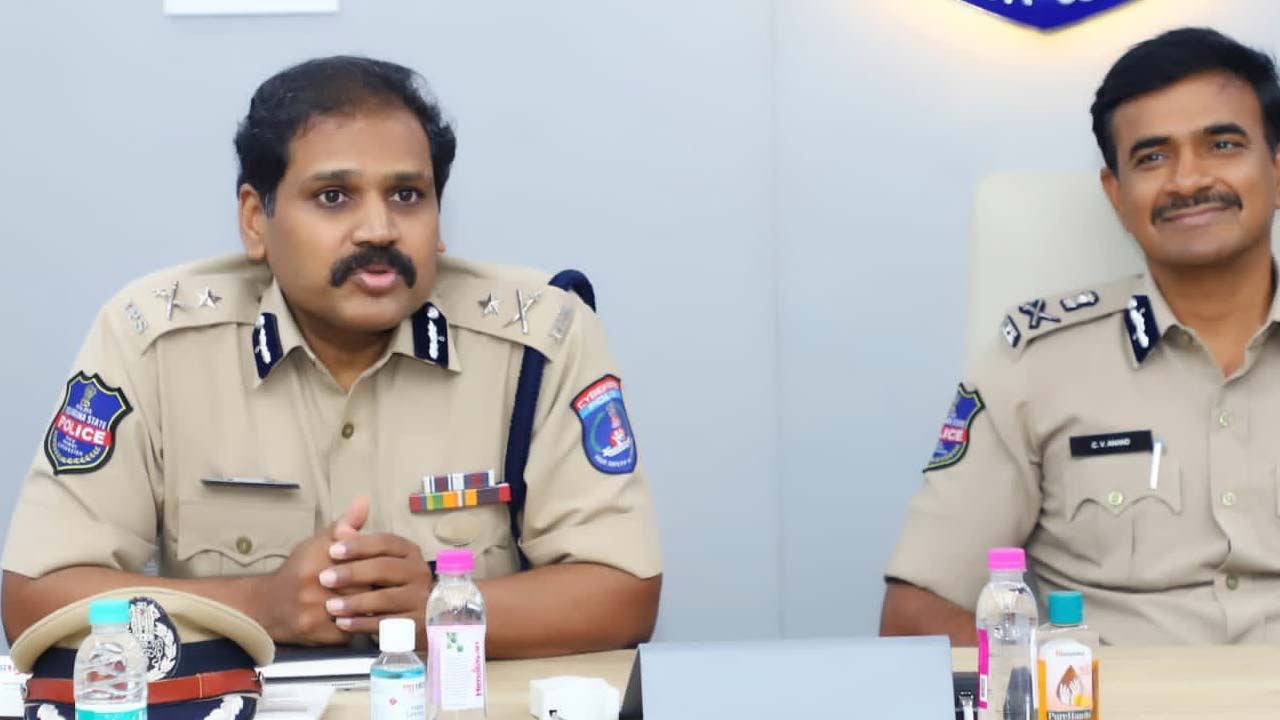 Cyberabad Police : సినిమా థియేటర్లకు షాక్‌ ఇచ్చిన పోలీసులు.. షోకాజ్ నోటీసులు జారీ