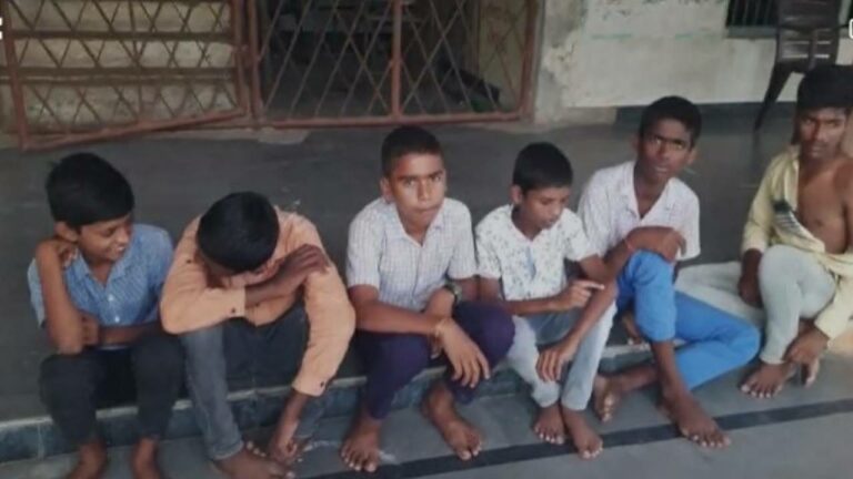 Teacher Beaten By Students: మానకొండూరులో దారుణం.. విద్యార్ధుల్ని చితకబాదిన టీచర్