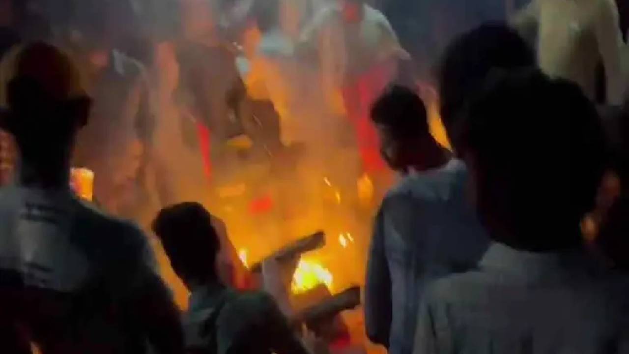 Prabhas Fans: అభిమానుల అత్యుత్సాహం.. థియేటర్లో మంటలు