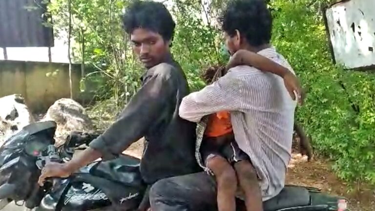 Andhra Pradesh: ఆగని అంబులెన్స్ మాఫియా ఆగడాలు.. బైక్‌పైనే కుమారుడి మృతదేహం తరలింపు