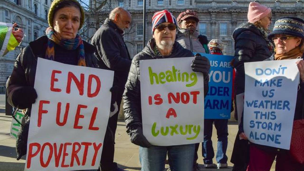 UK: యూకేలో ఆర్థిక సంక్షోభం.. పస్తులు ఉంటున్న జనాలు