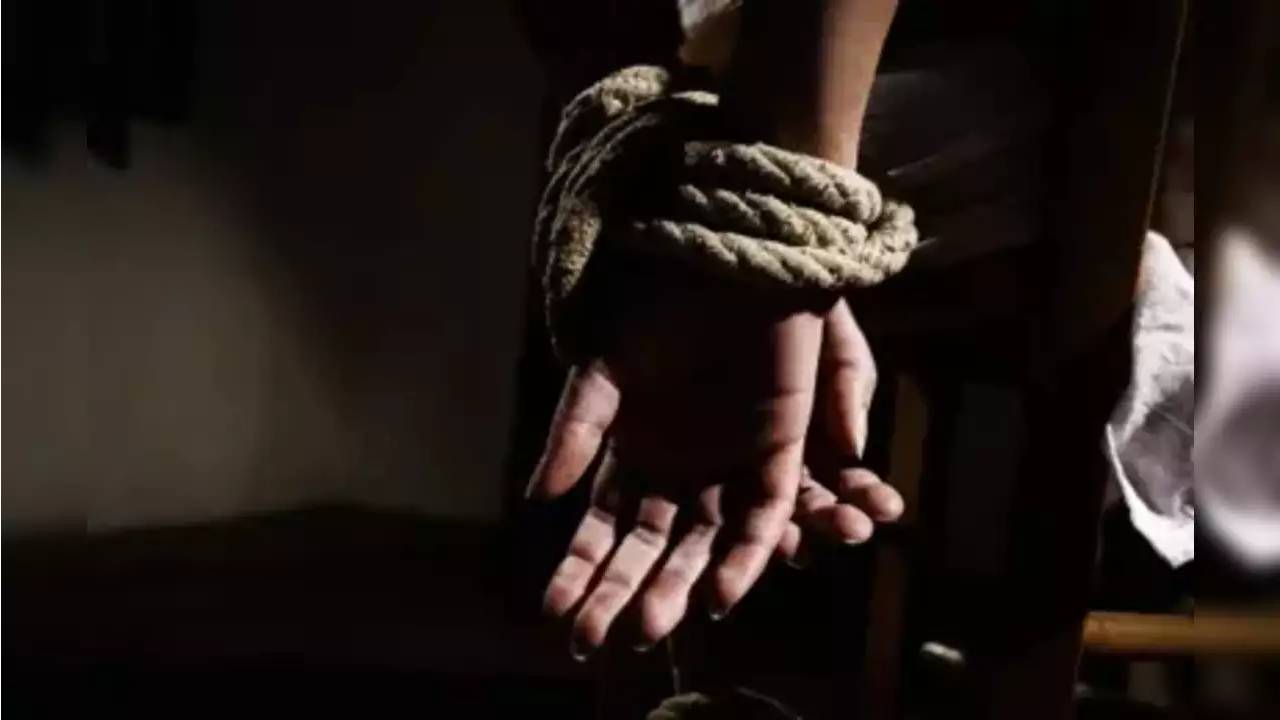 Uttar pradesh : యూపీలో అమానుషం.. 36ఏళ్లుగా కూతురుని గదిలో బంధించిన తండ్రి